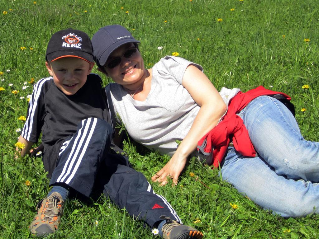Baby- Und Kinderhof Aicherbauer Seeham Exterior foto