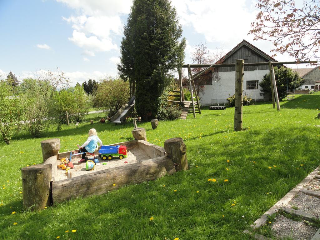 Baby- Und Kinderhof Aicherbauer Seeham Exterior foto